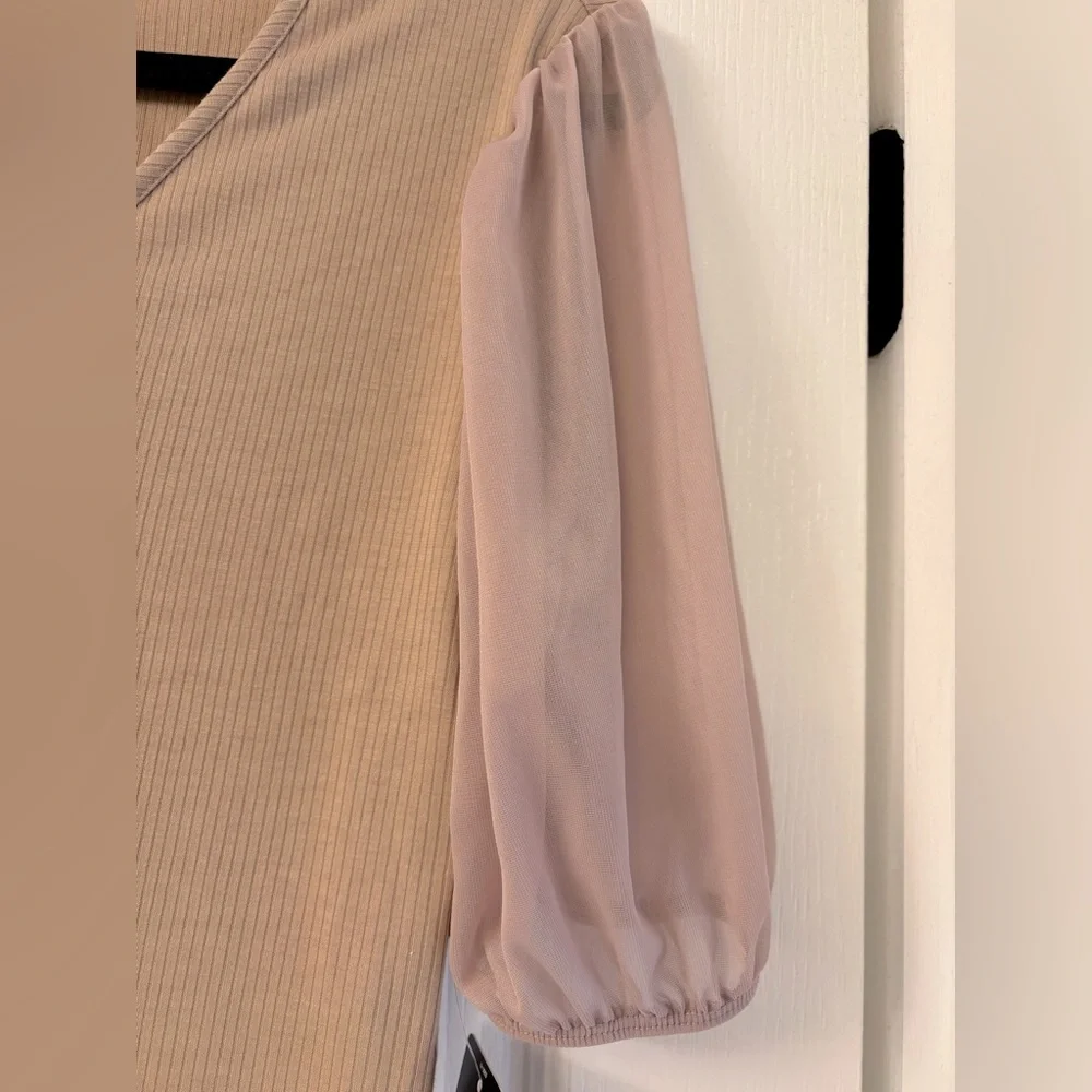 Express Tan V-Neck Puff Sleeve Blouse NWT - Picture 3 of 4